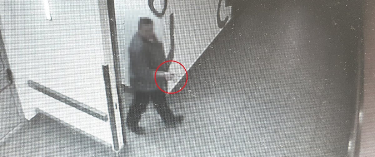 Zostawił w toalecie drogi zegarek z autografem Kubicy. Policja szuka znalazcy