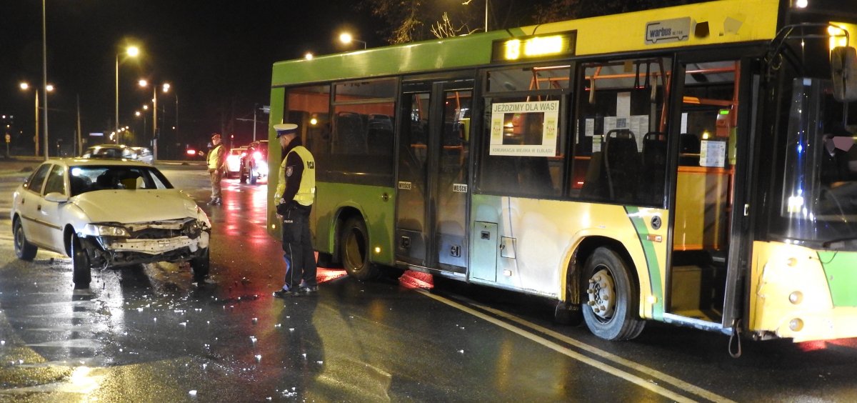 Zderzenie opla z autobusem na al. Piłsudskiego. Przerwana podróż pasażerów 