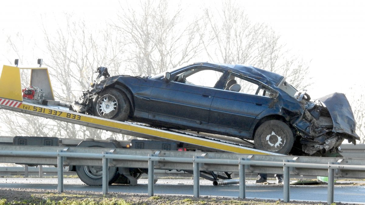 Wypadek na węźle Elbląg-Raczki. Po zderzeniu samochody spadły z kilkumetrowego nasypu [zdjęcia]
