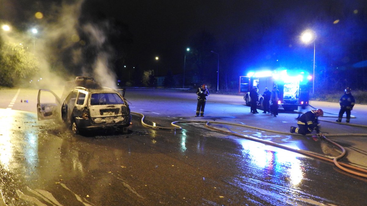 Pożar samochodu na Kwiatkowskiego. Fiat spłonął doszczętnie [zdjęcia]
