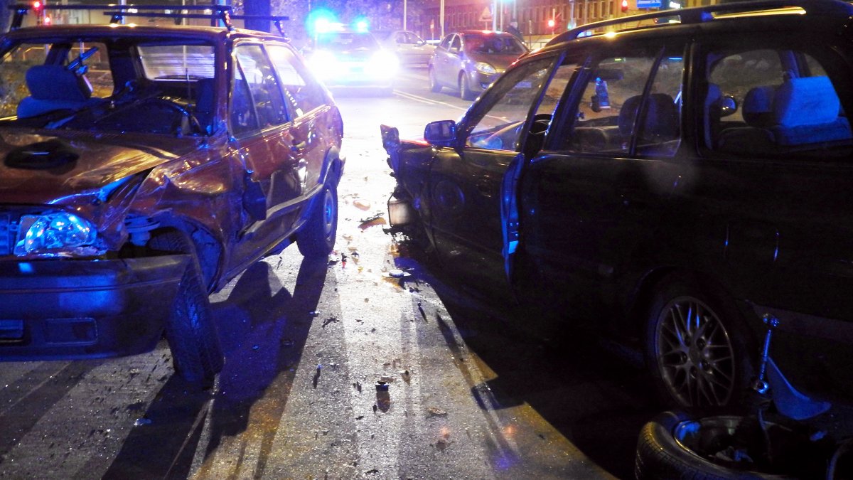 Zderzenie na Pionierskiej. Zjechał na lewy pas i uderzył w vw polo [zdjęcia]