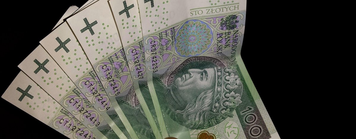 Kładł jej na dłoni pieniądze, a one… znikały