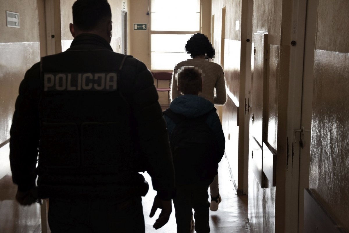 Wracał z Halloween, pociął nożem rękawy przeciwpowodziowe. Policjanci zatrzymali 11-latka
