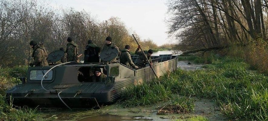 Amfibie w akcji. Żołnierze i strażacy usuwali zator z rzeki Balewki [zdjęcia]