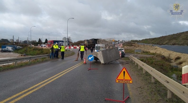 6-tonowy blok betonowy uderzył w dwa auta. Niecodzienny wypadek na 