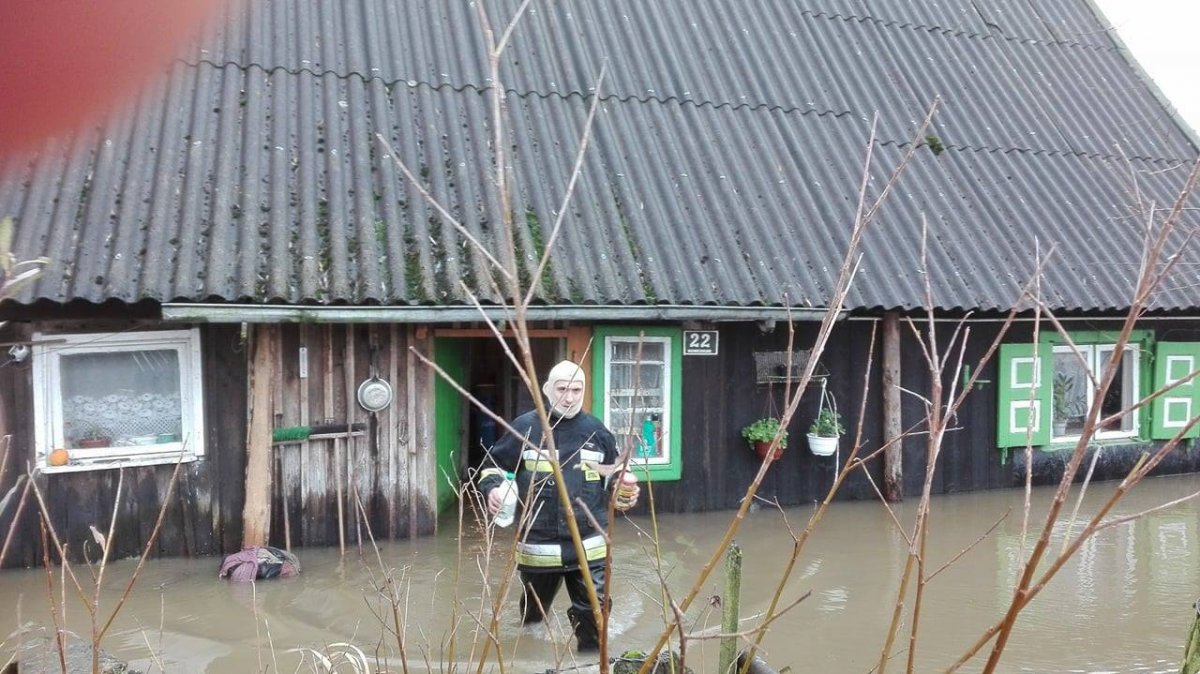 Ruszyli z pomocą rodzinie z podtopionego domu [zdjęcia]