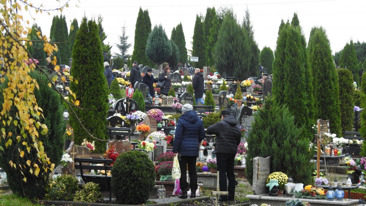 Wszystkich Świętych 2017. Elblążanie odwiedzają groby bliskich [zdjęcia]