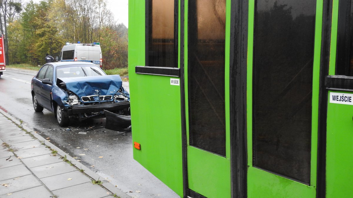 Nie wyhamował w porę. Kierowca daewoo uderzył w tył autobusu [zdjęcia]