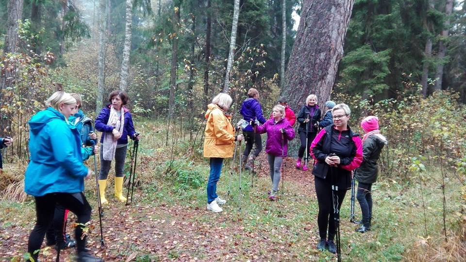 W Nadleśnictwie Młynary szkolili się z nordic walking [zdjęcia]
