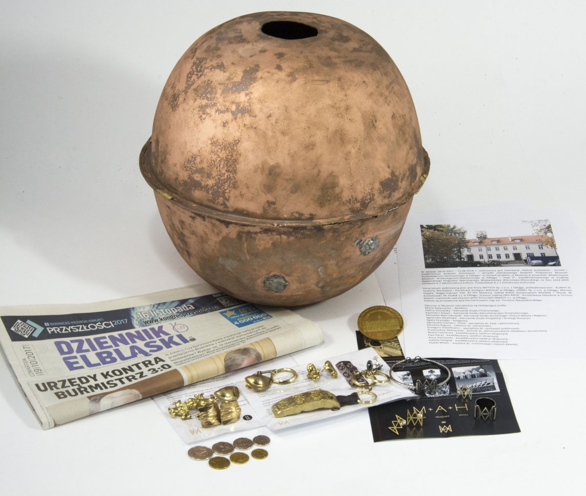 Kapsuła czasu na dachu muzeum. W środku także Dziennik Elbląski