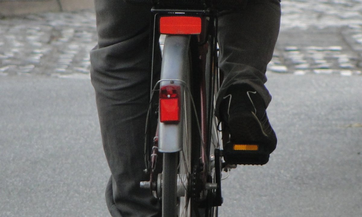 Pijany jak bela jechał na rowerze. Spadł i rozbił sobie głowę