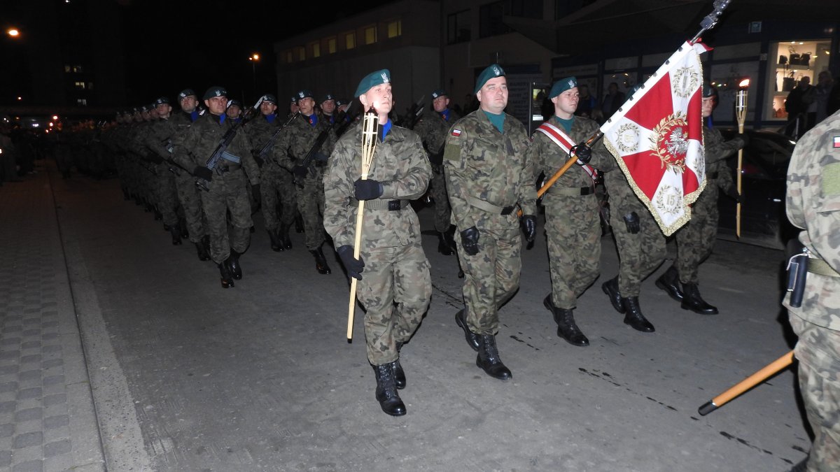 98. rocznica istnienia 16. PDZ. Uroczysty capstrzyk na pl. Jagiellończyka [zdjęcia]