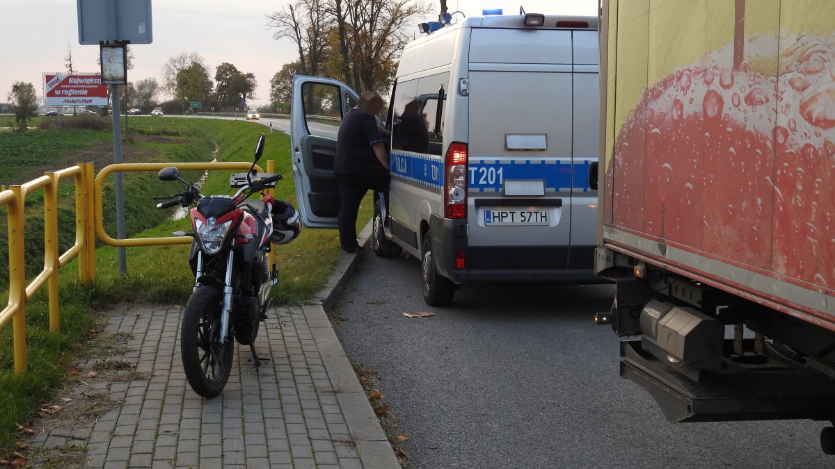 Kierowca ciężarówki uderzył w motocyklistę. Wypadek koło Fiszewa [zdjęcia]