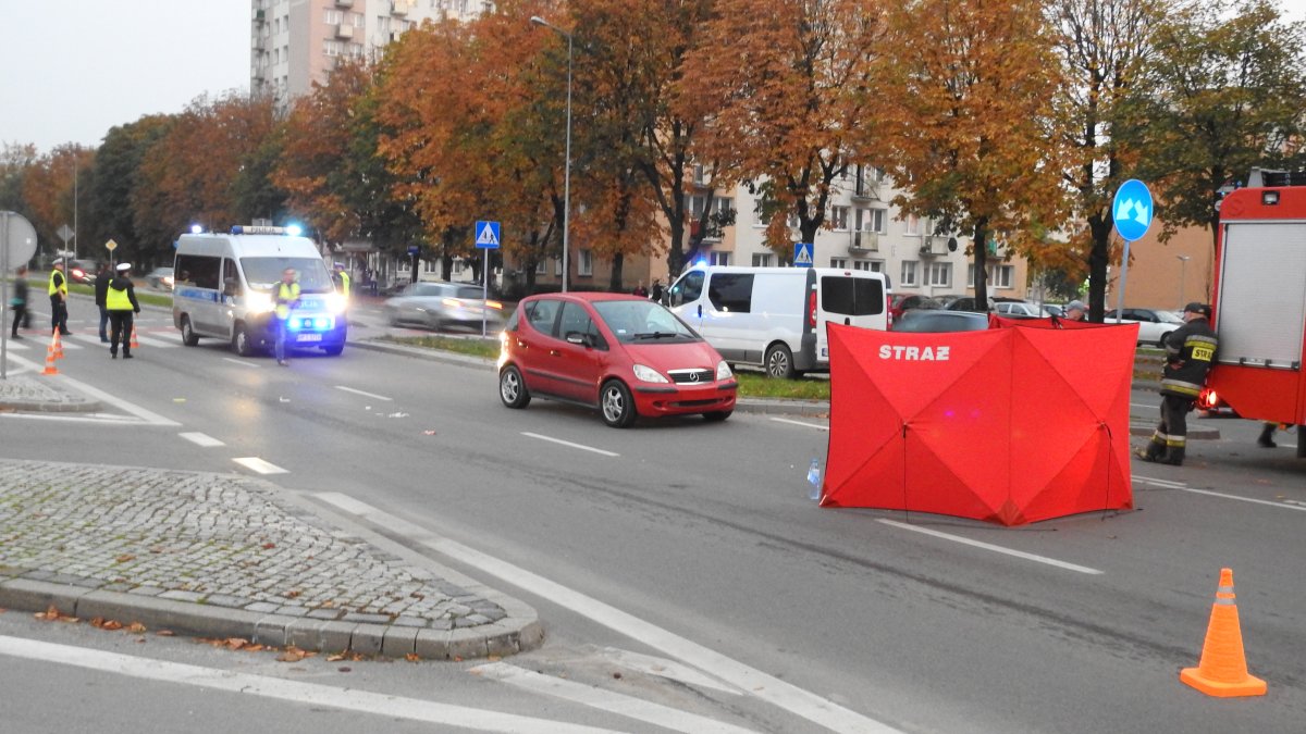 Wypadek na Nowowiejskiej. Potrącona przez auto kobieta zmarła w szpitalu [zdjęcia]