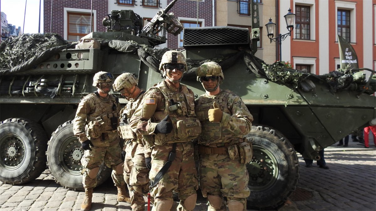 Dzień NATO w Elblągu. Amerykańscy żołnierze na Starym Mieście [film, zdjęcia]