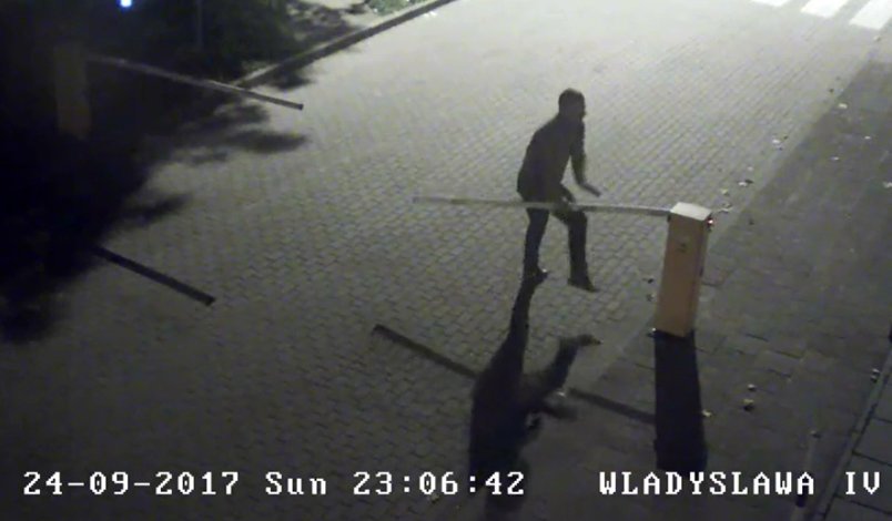 Uszkodził cztery szlabany, nagrała go kamera. Czy go rozpoznajesz? [film]
