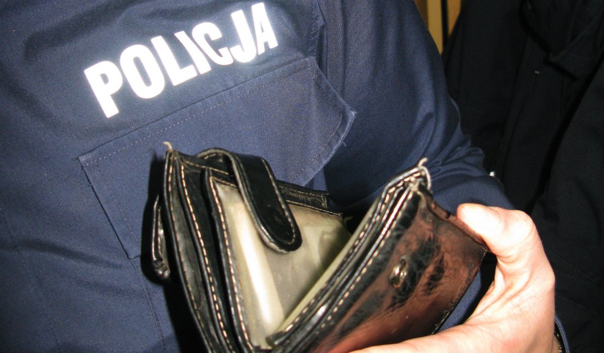 Przyszły sprawdzić jakość wody, a z mieszkania staruszki ukradły 2 tysiące