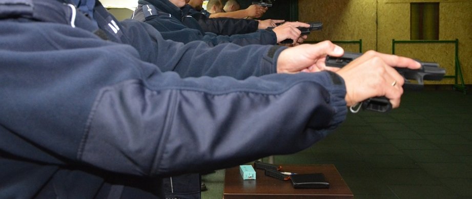 Rzucił się z bagnetem na policjantów... Padł strzał ostrzegawczy