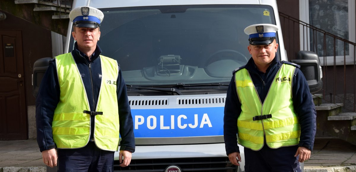 Kobieta zasłabła w samochodzie. Z pomocą ruszyli policjanci