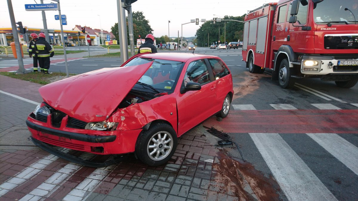 Seat zderzył się z karetką na skrzyżowaniu Płk. Dąbka i Piłsudskiego [zdjęcia]