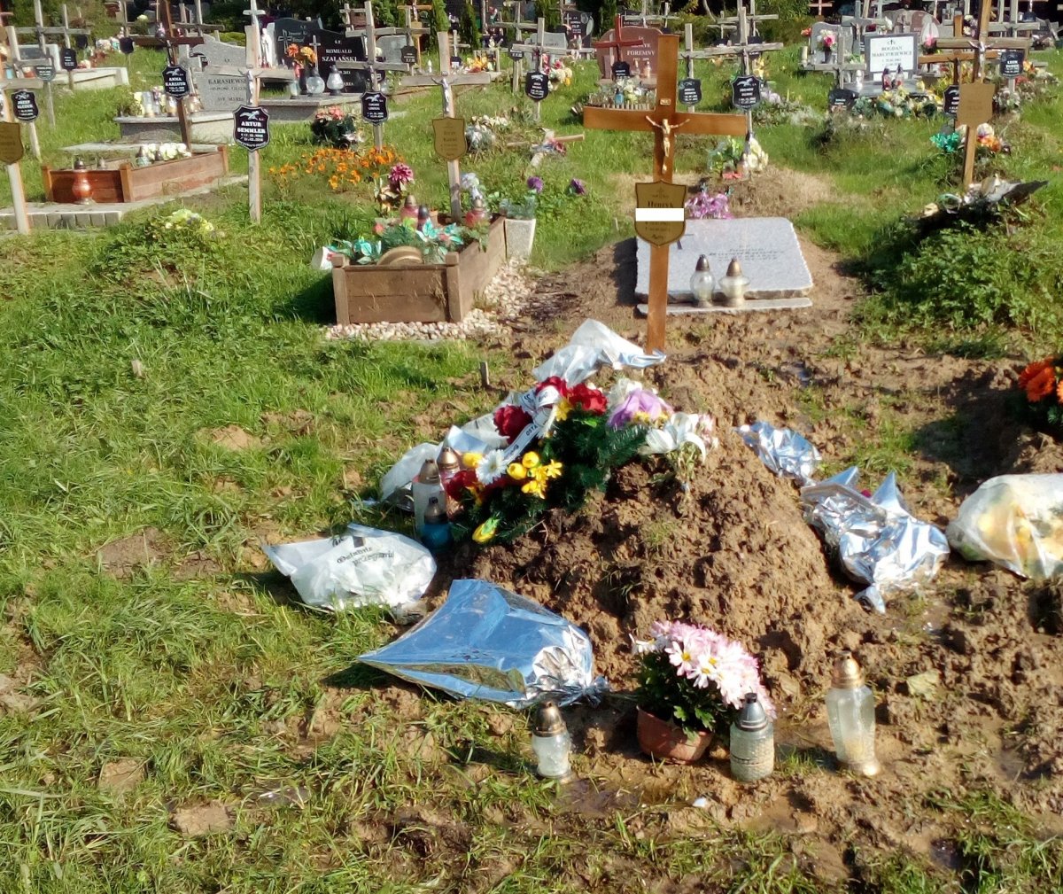 Znajomi zmarłego oburzeni. 