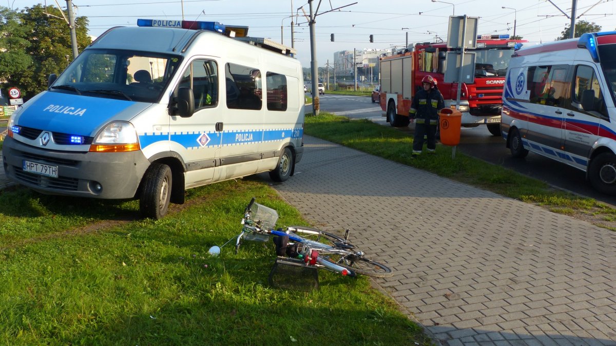 Potrącenie rowerzysty na Płk. Dąbka. Wjechał na przejście dla pieszych [zdjęcia]