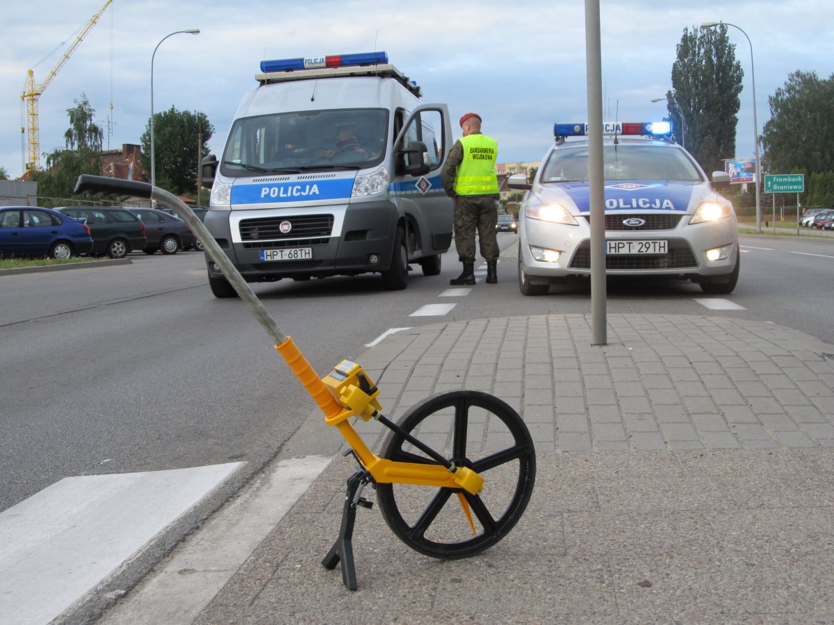 Wypadek z udziałem radiowozu w centrum Elbląga. Jeden z policjantów w szpitalu
