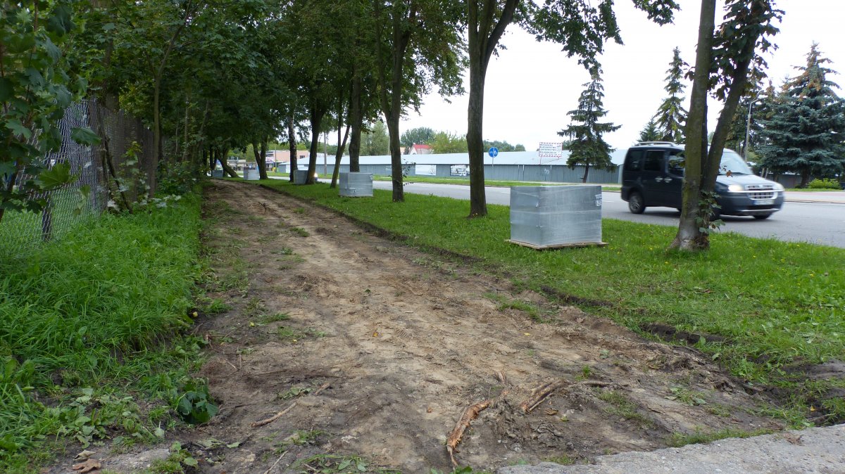 Remontują chodnik na Odrodzenia  