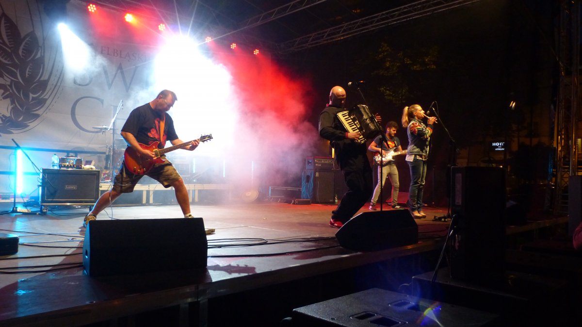 Deszczowy drugi dzień Elbląskiego Święta Chleba. Ale na koniec ten koncert rozgrzał publiczność [zdjęcia]