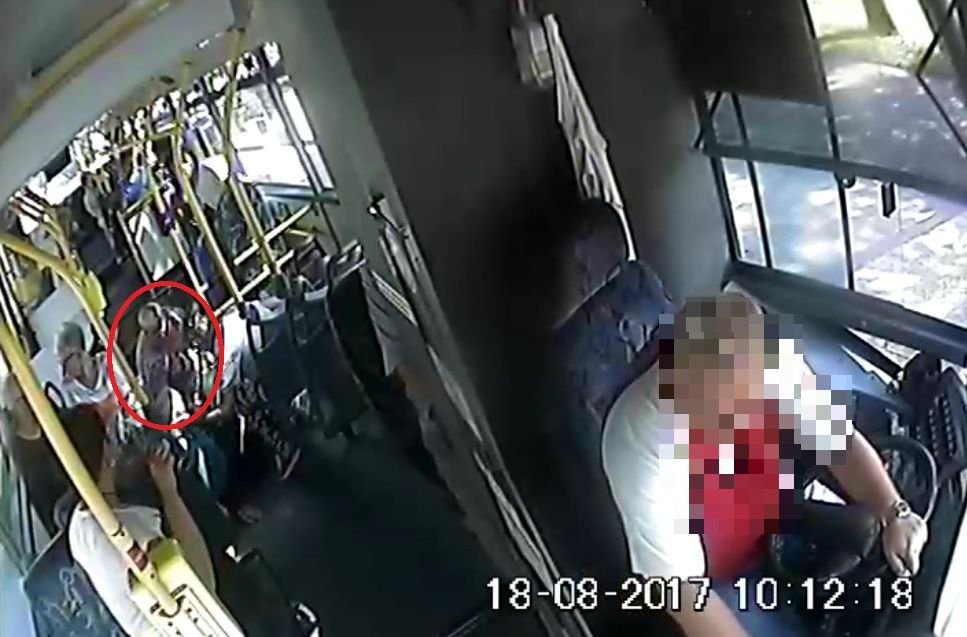 Gwałtowne hamowanie autobusu na Mickiewicza. Szukają poszkodowanej kobiety [film]