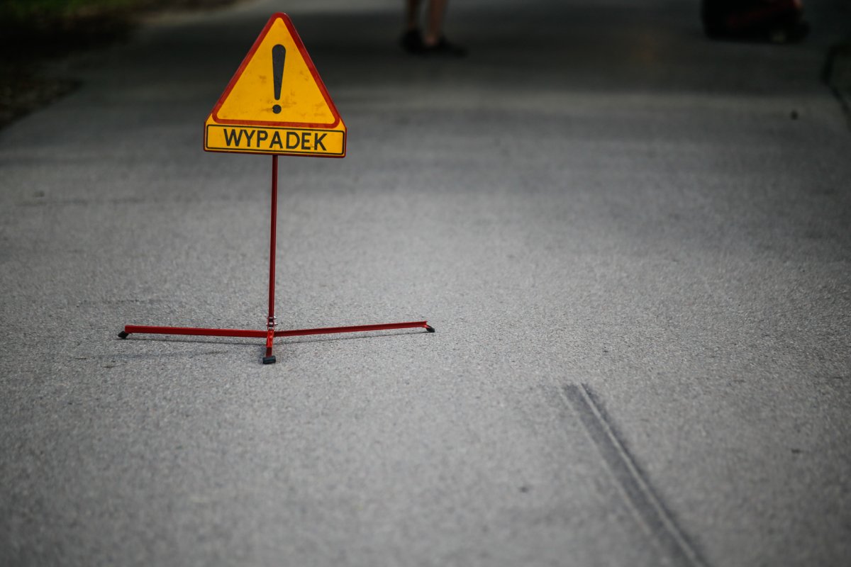 Kierowca volvo uderzył w drzewo. Fatalny finał wyprzedzania