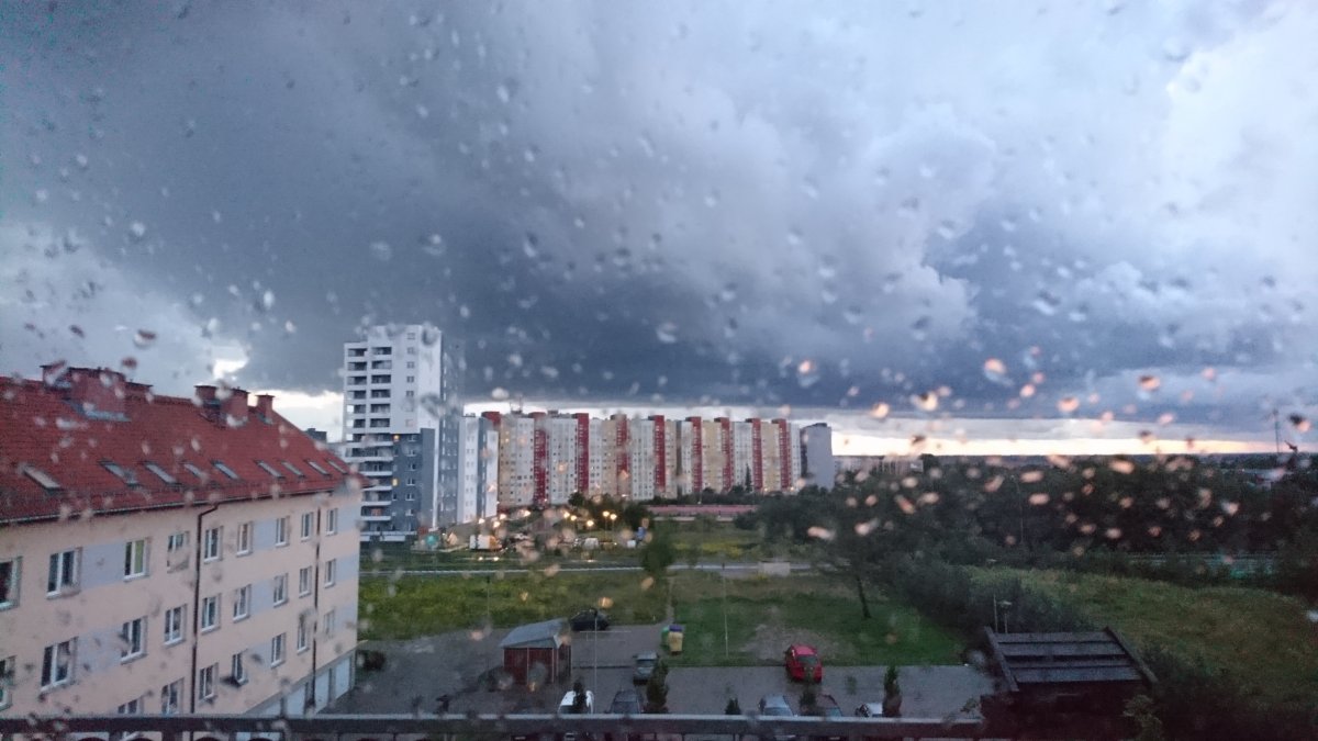 Burza i potężna ulewa nad Elblągiem. Strażacy w akcji