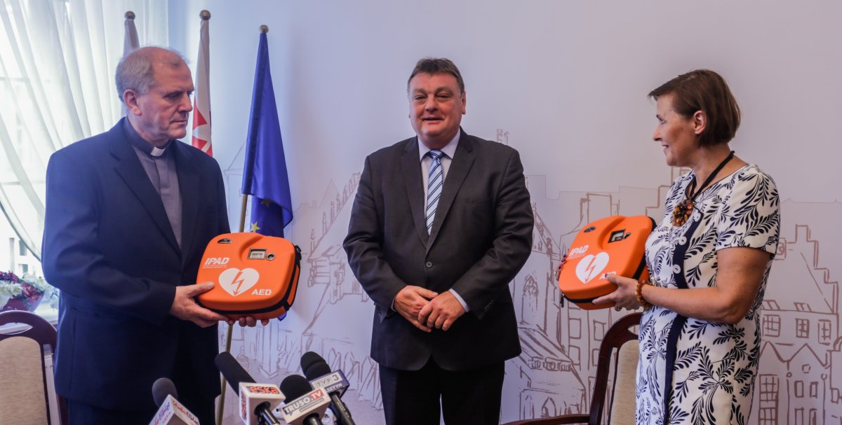 10 nowych defibrylatorów w Elblągu. 