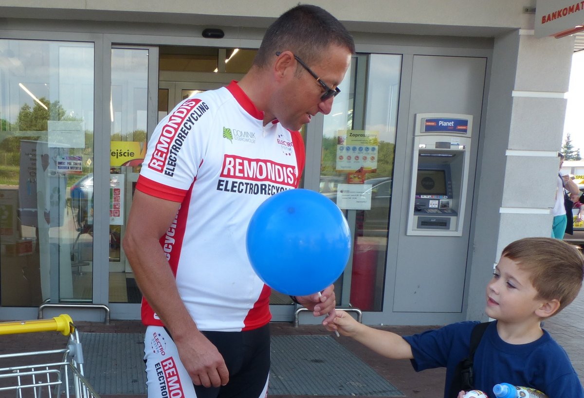Jedzie rowerem i namawia do segregowania odpadów. Dominik Dobrowolski w Elblągu