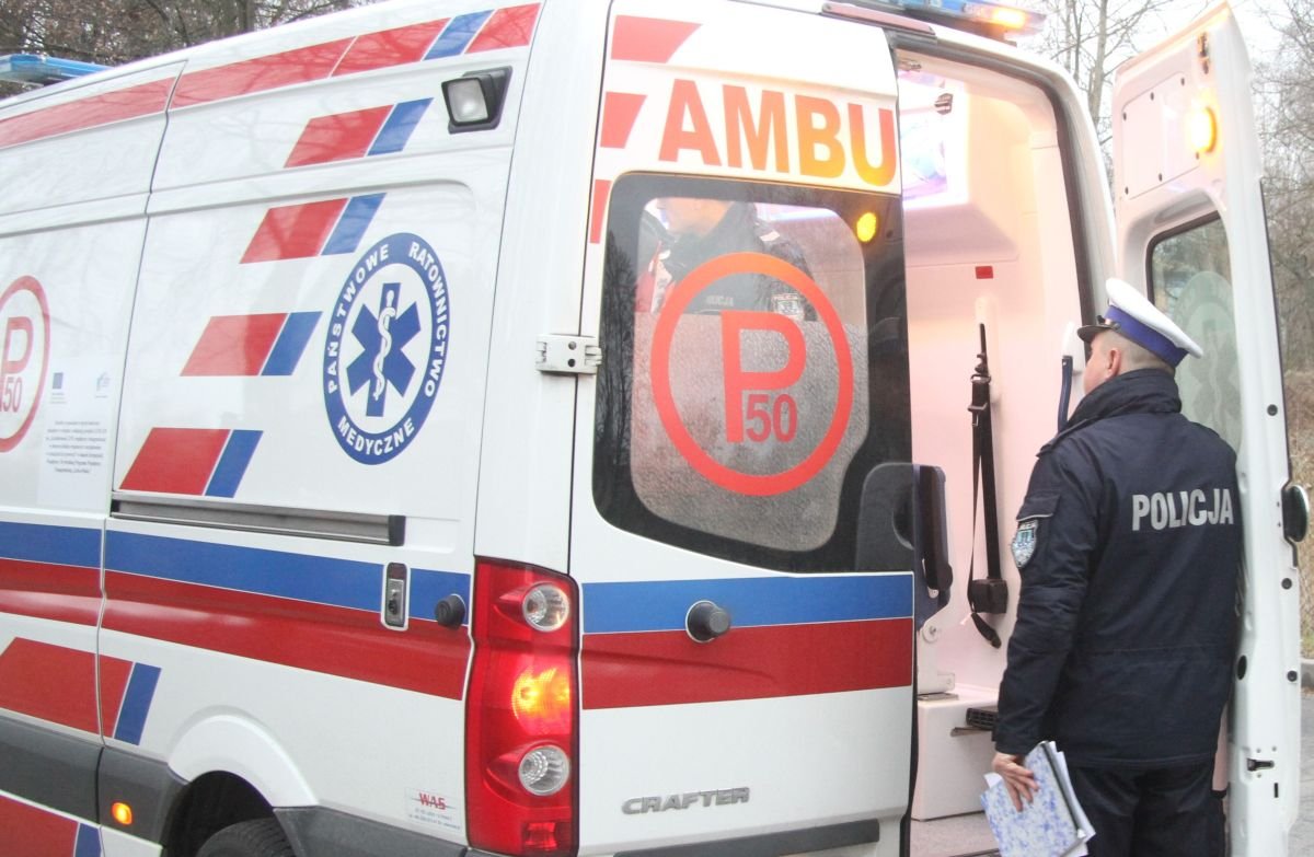 Zasłabł za kierownicą i uderzył w barierki na S7. Jechał razem z dziećmi