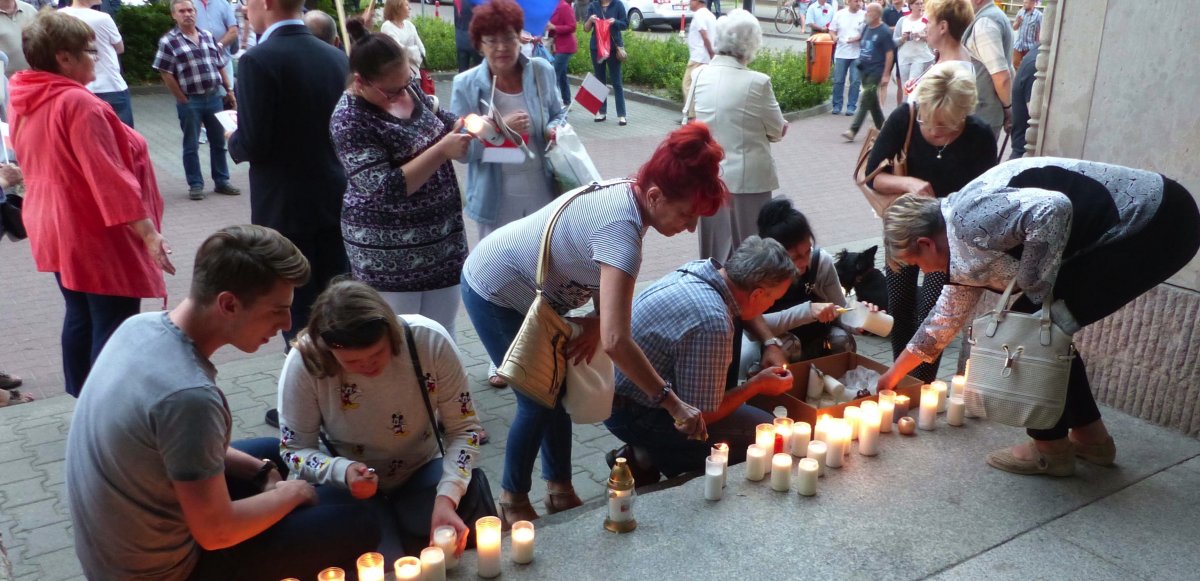 Manifestacja w obronie sądów. O komentarz poprosiliśmy parlamentarzystów