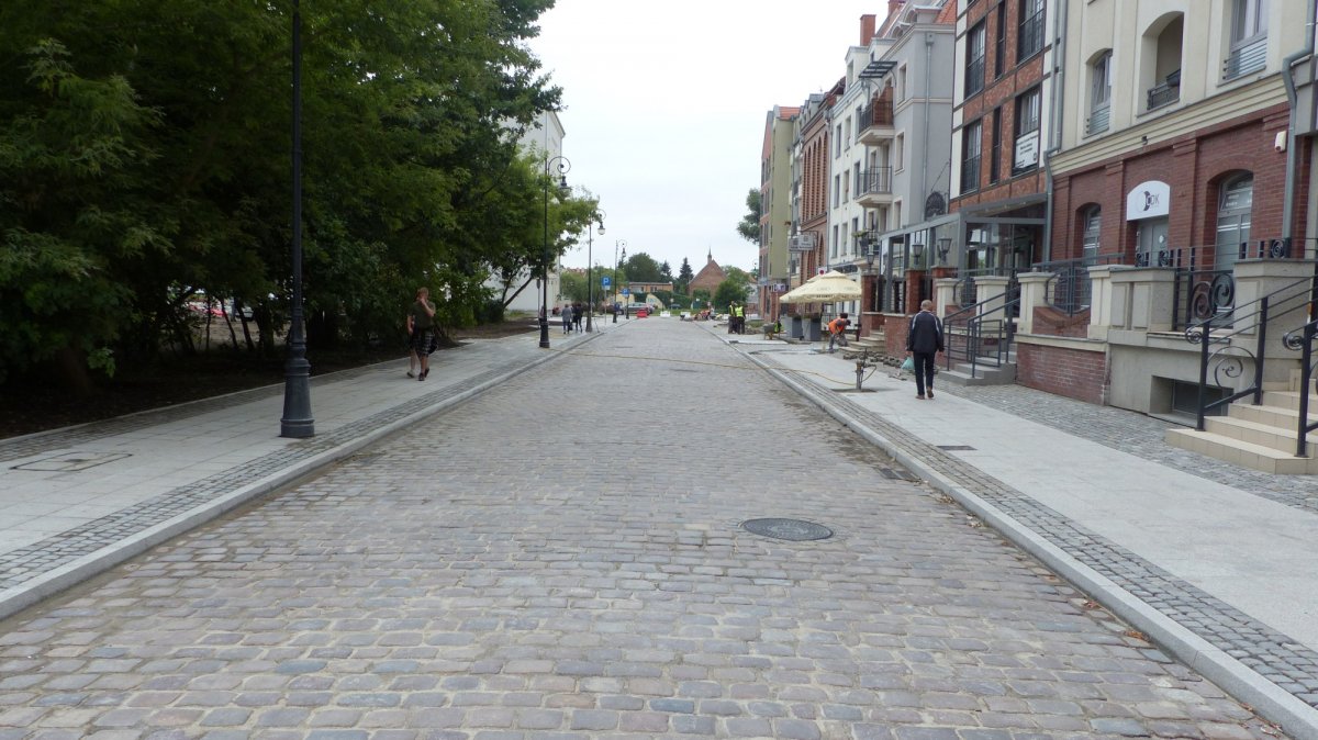 Stare Miasto ma kolejną, piękną ulicę. Od dzisiaj można znowu nią jeździć [zdjęcia]