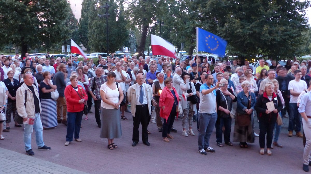 Manifestacja przed elbląskim sądem. 