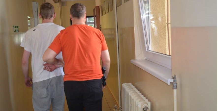 Turysta brutalnie pobity przy plaży w Krynicy Morskiej. Zatrzymano 20 i 21-latka z Elbląga
