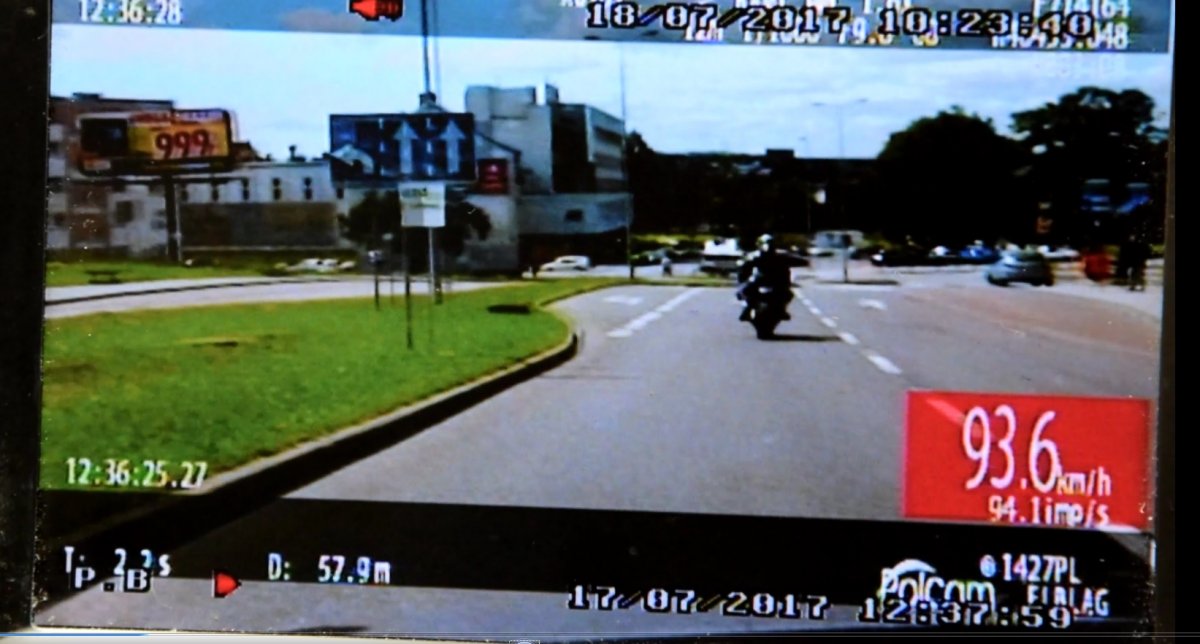 250 zł mandatu dla motocyklisty. Nagrał go policyjny wideorejestrator