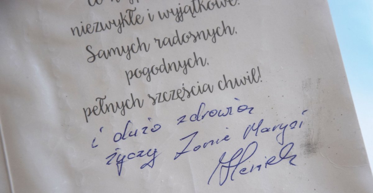 Kosz z kwiatami spadł z wysokości i uszkodził auto... Policjanci szukają właściciela