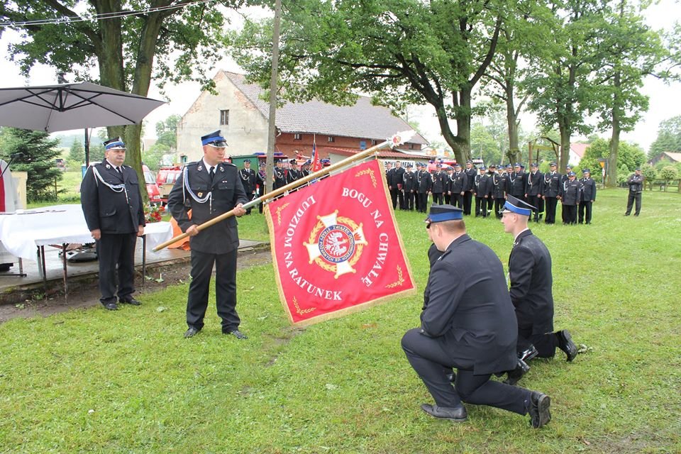 Otrzymali sztandar na 70-lecie. Jubileusz OSP w Ogrodnikach [zdjęcia]