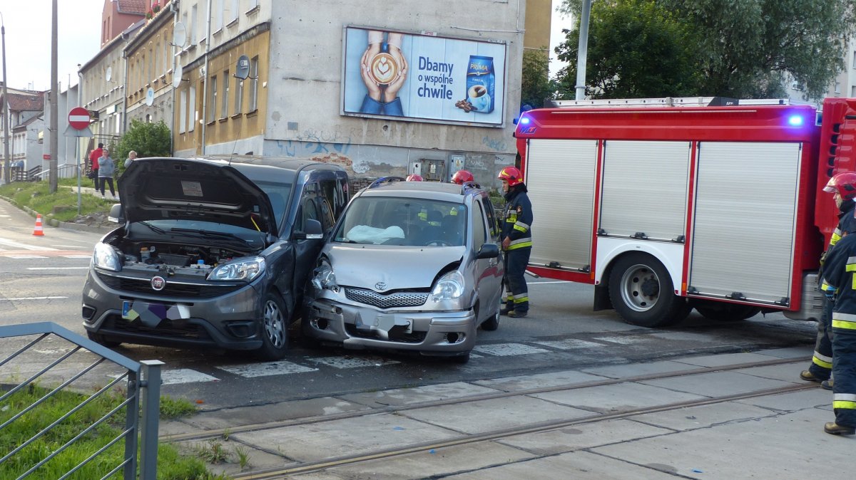 Zderzenie na skrzyżowaniu Płk. Dąbka i Brzozowej. Dwie osoby odwiezione do szpitala [zdjęcia]