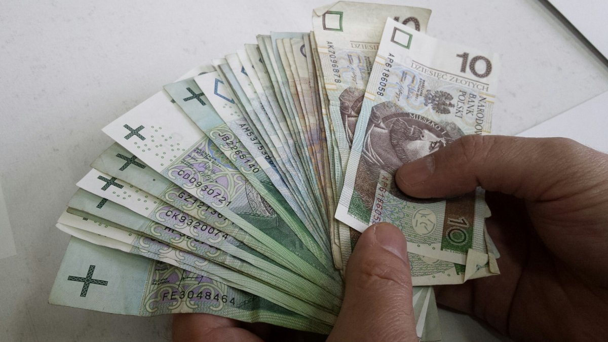 Wywołał zamieszanie płacąc za zakupy. Sprzedawczyni straciła 100 złotych