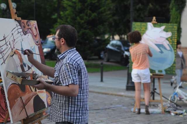 Bitwa na rysunki przed Ratuszem Staromiejskim. Zwycięzcę wskaże publiczność