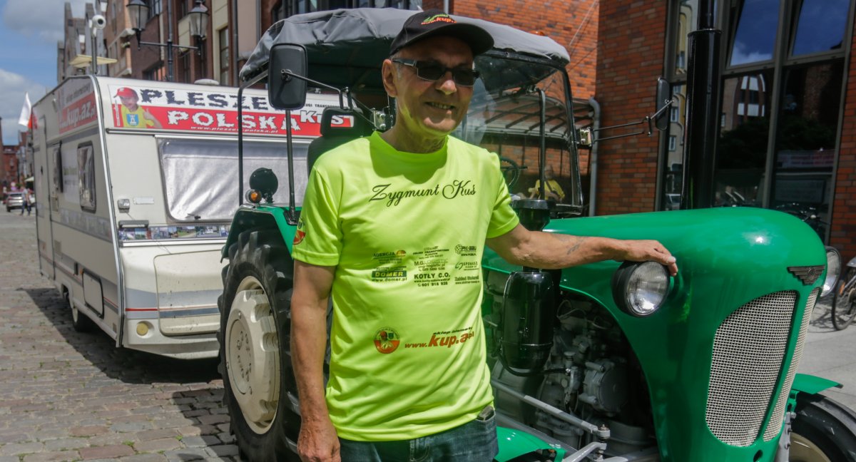 Emeryt podróżnik zwiedza Polskę na traktorze. Dziś odwiedził Elbląg