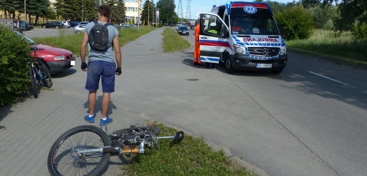 Wypadek na Żuławskiej. Kierowca opla potrącił dwóch rowerzystów [zdjęcia]