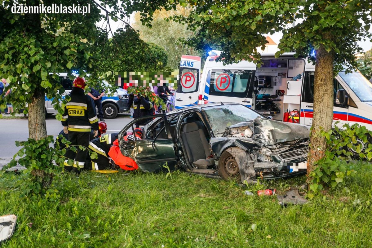 Wypadek na Malborskiej. Była pijana, wyprzedzała i uderzyła w dwa drzewa, dwie osoby ciężko ranne [zdjęcia]