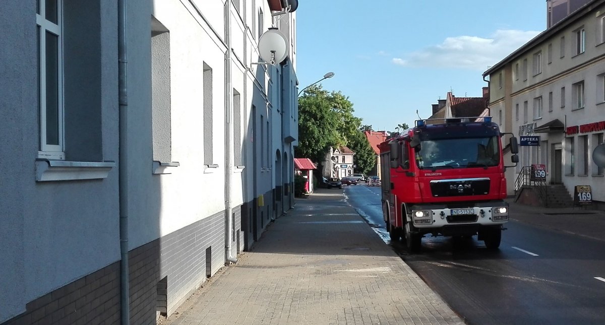 Nie otwierał drzwi i schował się przed policjantami w szafie