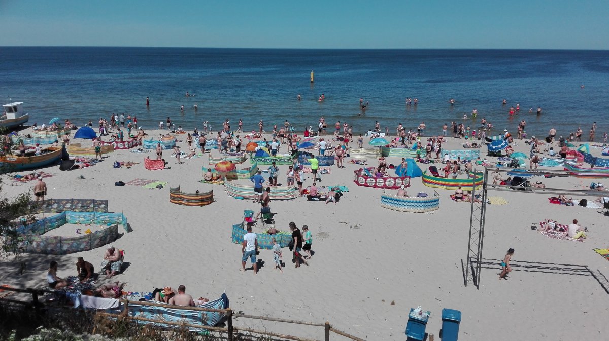 Czyszczą piasek na plażach w Stegnie i okolicach. Maszynowe przesiewanie do 25 cm